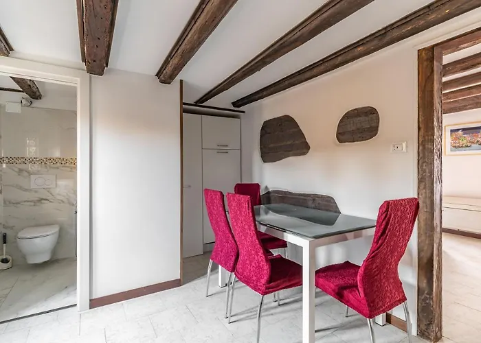 The Venice Red Door Apartment