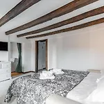 The Venice Red Door Apartment